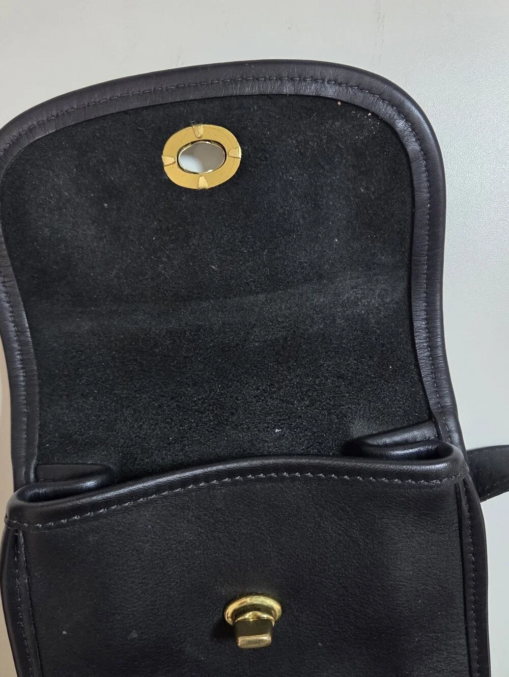 Vintage Coach Small Sidepack (#9978) Black Leather Crossbody Brass Turnlock